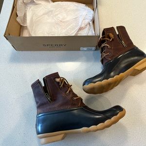 Womens Sperry boots 9.5 - like new in box